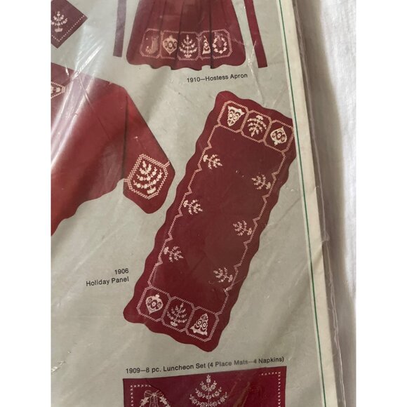 Bucilla Christmas Needlecraft Luncheon Set Kit 1909 "Holiday Ornaments" 8 Pieces - Picture 5 of 12